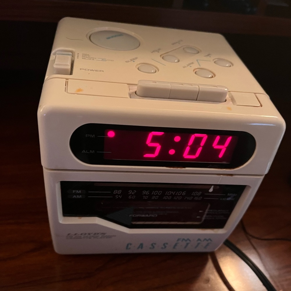 Vintage 80s Lloyd’s CR201 AM/FM Alarm Clock Radio Cassette Player RARE.    Works
